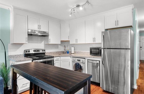 Downtown Charleston Condominio | October November availability! Close to MUSC, CofC, parking, walk anywhere!