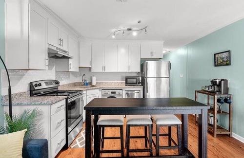 Downtown Charleston Condominio | October November availability! Close to MUSC, CofC, parking, walk anywhere!
