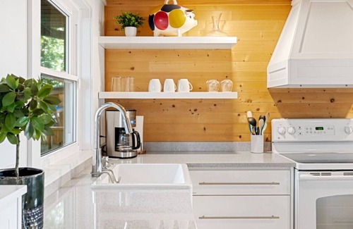 Leamington Casa | Across From Seacliff Beach & Park...The Perfect Lake getaway