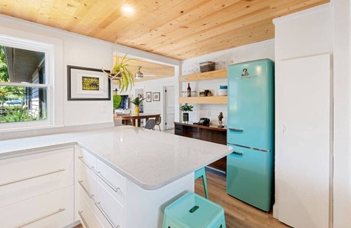 Leamington Casa | Across From Seacliff Beach & Park...The Perfect Lake getaway