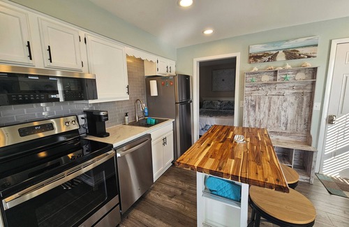 Ocean Isle Beach Condominio | Across street from beach. Just steps away from beach access.