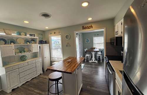 Ocean Isle Beach Condominio | Across street from beach. Just steps away from beach access.