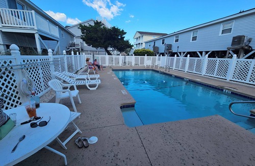 Ocean Isle Beach Condominio | Across street from beach. Just steps away from beach access.