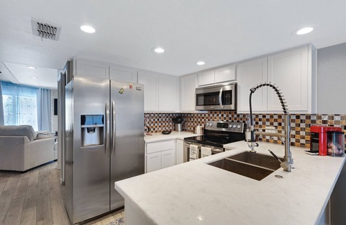 Fountain Hills Casa | Across the street from the Fountain park area. 2 master suits, hot tub, pool