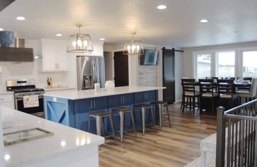 Ashwaubenon Casa | Across the street from Lambeau! Remodeled 5 bedroom house with big backyard!