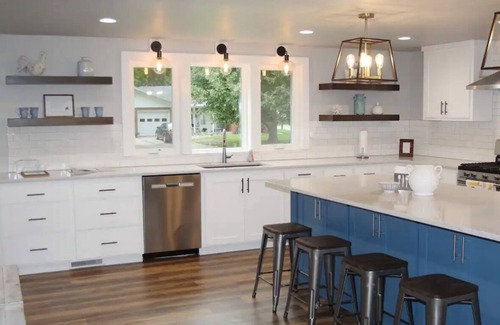 Ashwaubenon Casa | Across the street from Lambeau! Remodeled 5 bedroom house with big backyard!