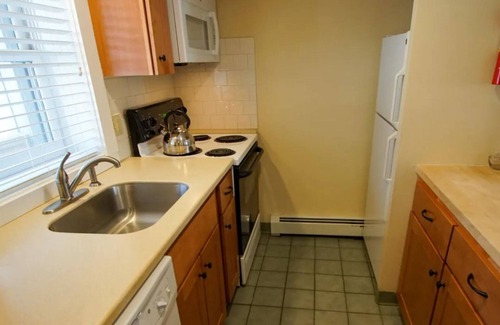 Lincoln Complejo | Across the street from Loon Mountain. Free ski shuttle from your unit!