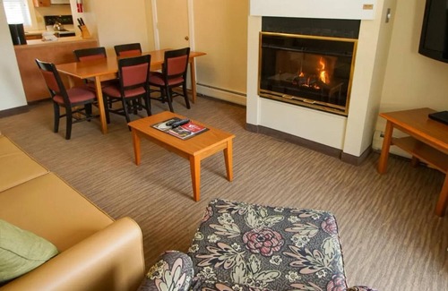 Lincoln Complejo | Across the street from Loon Mountain. Free ski shuttle from your unit!