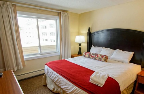 Lincoln Complejo | Across the street from Loon Mountain. Free ski shuttle from your unit!