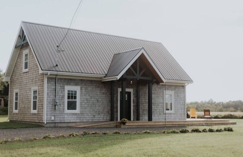 Kings County Casa | "Across the Way" 3-Bedroom Country Home