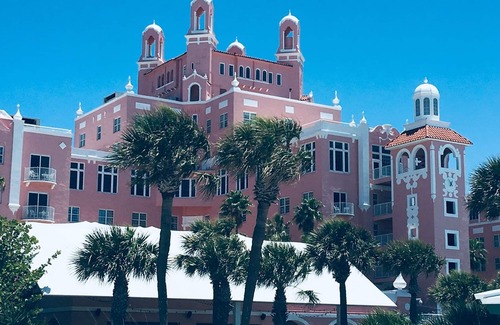 St. Pete Beach Apartamento | Across the white sand beach walking distance to Don Cesar Hotel