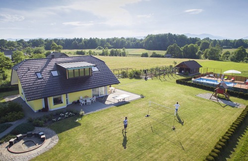 Metlika Casa | ACTIVE-FAMILY-HOLIDAYS, POOL, SAUNA, near KOLPA RIVER, 1st floor app MIA