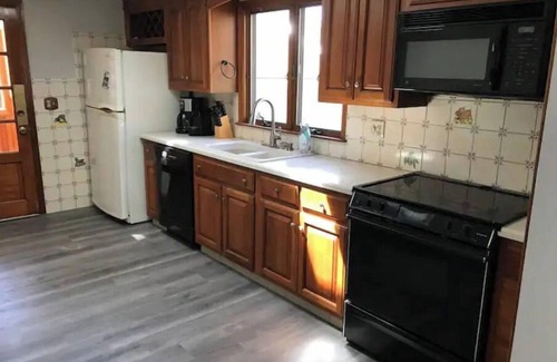 Momauguin Casa | Actually 1 minute walk to private beach/5 to town beach! Renovated/ pet friendly