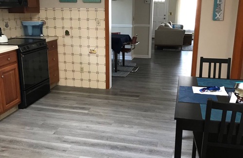 Momauguin Casa | Actually 1 minute walk to private beach/5 to town beach! Renovated/ pet friendly