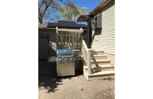 Momauguin Casa | Actually 1 minute walk to private beach/5 to town beach! Renovated/ pet friendly