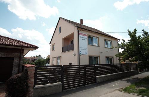 Sarvar Apartamento | Adél Apartman