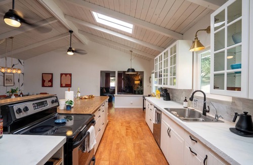 Oakhurst Casa | ADA Accessible! Pickleball, BBQ, Fire pit & more