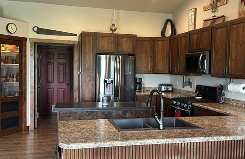 Deadwood Casa | ADA friendly beautiful 9 acre country home only 7 minutes from Sturgis.
