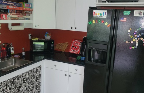 Northwest Raleigh Apartamento | ADA King near Crabtree, PNC Arena, State Fairgrounds, NCMA
