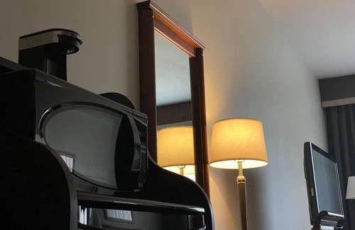 Ottawa Division Hotel | Adam's Airport Inn