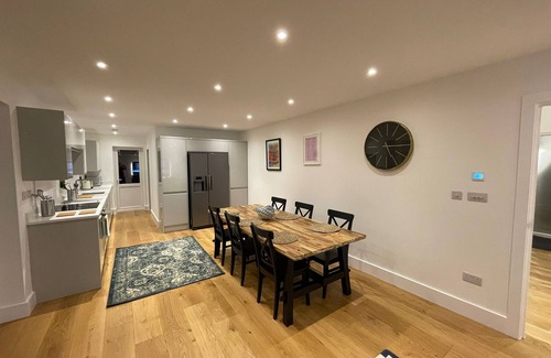 Runnymede Casa | Addlestone, Exquisite, Spacious, Six Bedroom (Three Bathroom) House