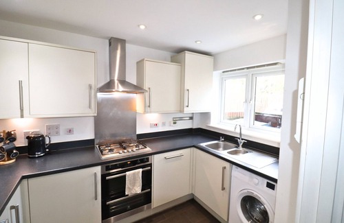 Runnymede Apartamento | Addlestone: Stylish & Modern Four Bedroom (Three & half Bath) Townhouse
