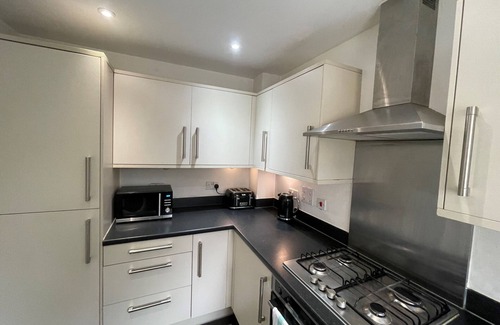 Runnymede Apartamento | Addlestone: Stylish & Modern Four Bedroom (Three & half Bath) Townhouse