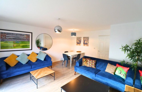 Runnymede Apartamento | Addlestone: Stylish & Modern Four Bedroom (Three & half Bath) Townhouse