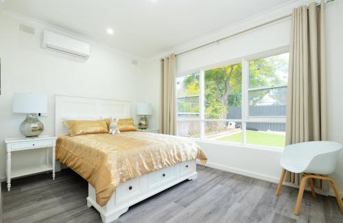 Glen Osmond Casa | Adelaide Escape and Business-3Bath Full Kitchen Fast Wifi 3TV-for large families and group
