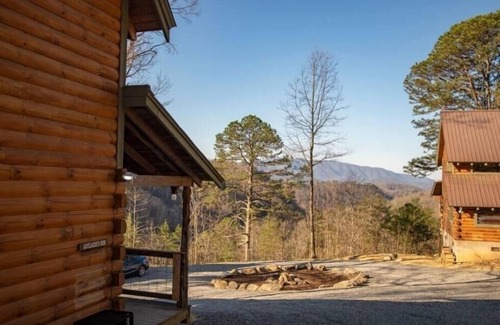 Townsend Cabina | Adelaide's Den 2 Bedroom Cabin by RedAwning