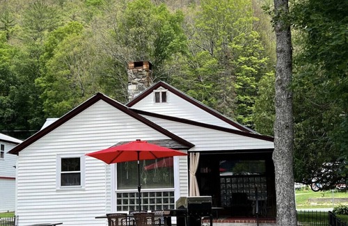 Warrensburg Casa | Adirondack Bungalow Getaway