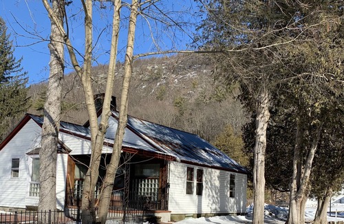 Warrensburg Casa | Adirondack Bungalow Getaway