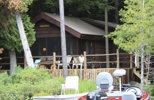 Saranac Lake Cabina | Adirondack Cabin en el lago Saranac: tranquilo, pacífico, atemporal