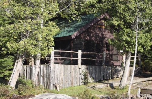 Saranac Lake Cabina | Adirondack Cabin en el lago Saranac: tranquilo, pacífico, atemporal