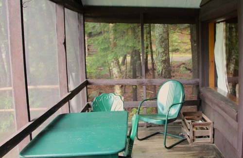 Saranac Lake Cabina | Adirondack Cabin en el lago Saranac: tranquilo, pacífico, atemporal