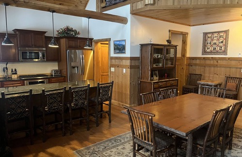 Lake Placid Cabina | Estilo de Adirondack: LAS TARIFAS DE VACACIONES SE APLICARÁN POR NUEVOS AÑOS DE SEMANA Y 6-7 noches