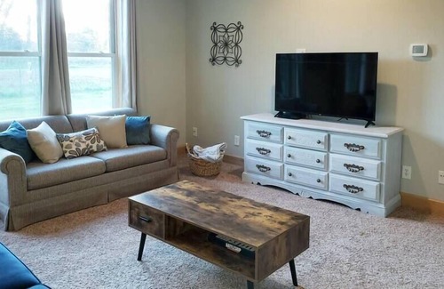 Middlebury Apartamento | Adjoining apts - main & 2nd level