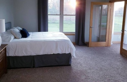Middlebury Apartamento | Adjoining apts - main & 2nd level