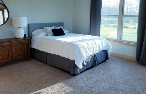Middlebury Apartamento | Adjoining apts - main & 2nd level