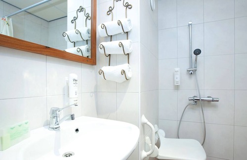 Municipality of Hellevoetsluis Apartamento | Adjusted hotel room with a balcony, near the beach