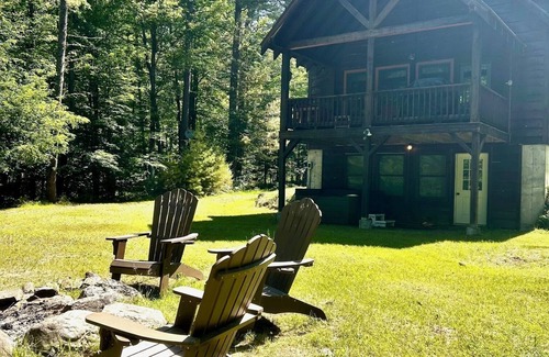 Jay Cabina | ADK Cabin | River Access | Hot Tub | Dog Friendly