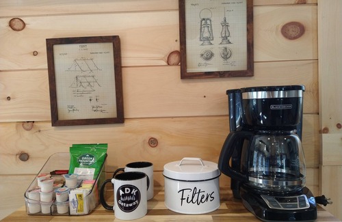 Malone Cabaña | ADK Getaway "Pine Tree Retreat"-New 1 bedroom cottage 1 mile from Adirondacks
