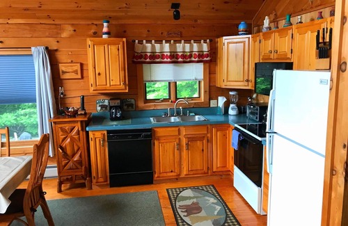 Corinth Cabina | ADK Log Cabin - Para los amantes de la naturaleza y el vino. Cerca de Bodega LRH, LG y Saratoga.