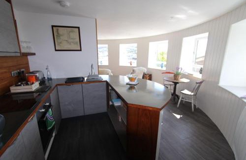 Dartmouth Casa | Admiral's Quarters