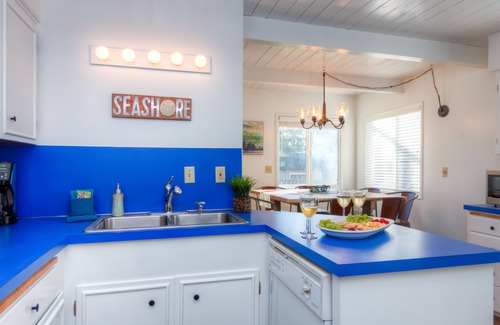 Gearhart Casa | AllDecked Out: Enorme patio cercado, jacuzzi, pozo de fuego, perro OK, paseo corto a la playa