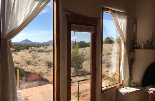 Canoncito Casa | Adobe casita en 12 acres de desierto alto