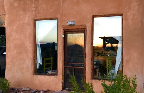 Canoncito Casa | Adobe casita en 12 acres de desierto alto