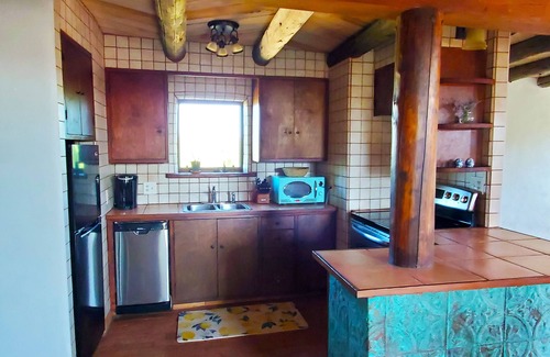 Canoncito Casa | ADOBE CASITA ON ART GALLERY COMPOUND