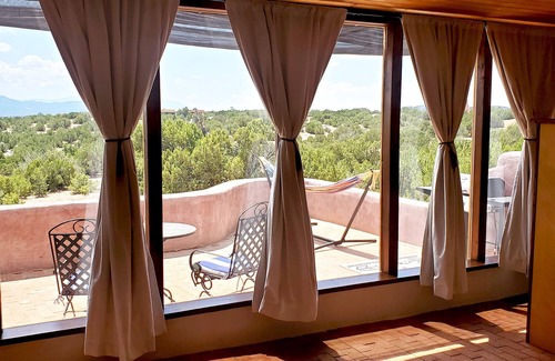Canoncito Casa | ADOBE CASITA ON ART GALLERY COMPOUND