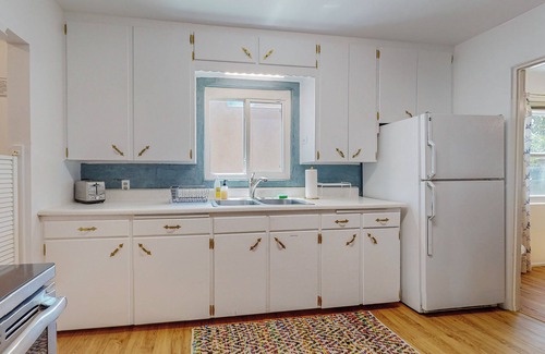 Highland Business Casa | Adobe Home, 2bd/1ba, Garage, Dog